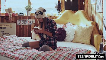 Shyla Ryder Bị Cha Dượng địt Sâu Và Bơm đầy Tinh Vào Lồn Bất Ngờ
